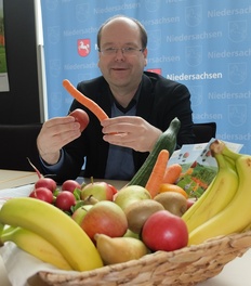 Landwirtschaftsminister Christian Meyer mit einem Obstkorb