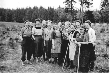 Gruppenfoto mit Kulturfrauen bei Aufforstungsarbeiten