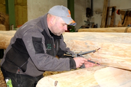 Zimmermann vermisst in seiner Werkstatt Holz für den Häuserbau