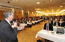 Vorschaubild ELER-Messe - Minister Lindemann bittet Dr. Constantinou auf die Bühne