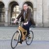 Minister Gert Lindemann auf einem Holzfahrrad