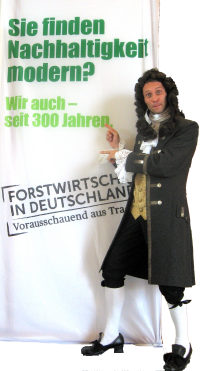 Darsteller mit Figur des Hans Carl von Carlowitz (1645 - 1714)