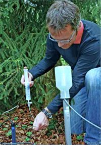 Forstwissenschaftler misst Bodenfeuchte im Wald