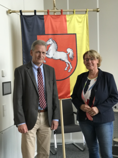 Ein Foto zeigt Ministerin Barbara Otte-Kinast und Dr. Cord Stoyke