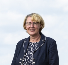 Ministerin Barbara Otte-Kinast steht in einem Weizenfeld