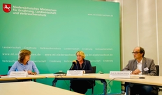 Ministerin Barbara Otte-Kinast (Mitte) bei der Pressekonferenz mit Prof. Dr. Michael Kühne (ML) und Sabine Hildebrandt.