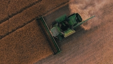Luftbild: Trecker bei der Ernte auf einem Acker