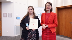 Ein Foto zeigt: Ministerin Miriam Staudte und Sonja Stefan (Tierschutzhof Hachmühlen)