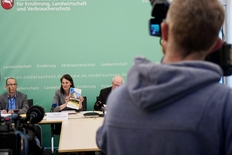 Pressekonferenz zum Nährstoffbericht 2023 - 2024 - Ministerin Staudte hält den Bericht in die Kamera
