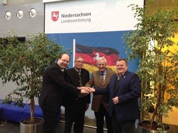 Agrarminister Christian Meyer, seine Amtsvorgänger Gert Lindemann und Uwe Bartels sowie Tierschutzbund-Präsident Thomas Schröder (von links)