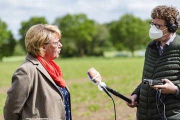 Ministerin Barbara Otte-Kinast erläutert einem Journalisten den Niedersächsischen Weg