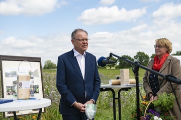 Ein Foto zeigt Ministerpräsident Stephan Weil und Landwirtschaftsministerin Barbara Otte-Kinast bei der Unterzeichnung des Niedersächsischen Weges