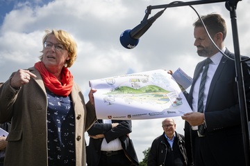 Ein Foto zeigt Landwirtschaftsministerin Barbara Otte-Kinast und Umweltminister Olaf Lies bei der Unterzeichnung des Niedersächsischen Weges