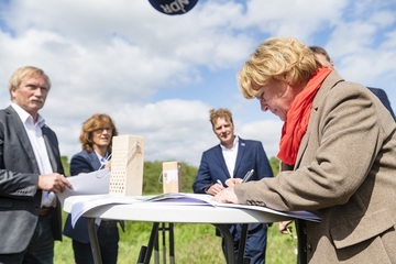 Ein Foto zeigt: Ministerin Barbara Otte-Kinast bei der Unterzeichnung des Niedersächsischen Weges