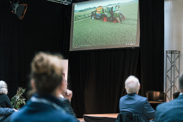 Das Publikum bei der Verleihung des Digitalisierungspreises Agrar und Ernährung schaut einen Videoclip über die Erstplatzierten