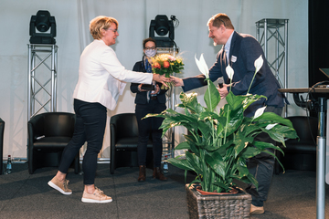 Ministerin Barbara Otte-Kinast überreicht dem Drittplatzierten einen Blumenstrauß