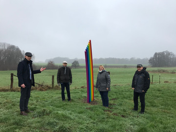 Landesbeauftragte Dinah Stollwerk-Bauer sowie Christian Schönfelder (rechts) und Olaf Stührmann (links) vom ArL stehen an einem Skulpturenpfad und erläutern Staatssekretär Ludwig Theuvsen erfolgreiche Projekte.