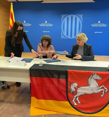 Ministerin Barbara Otte-Kinast (rechts) und ihre Amtskollegin Teresa Jordà aus Katalonien bei der Unterzeichnung der Erklärung.