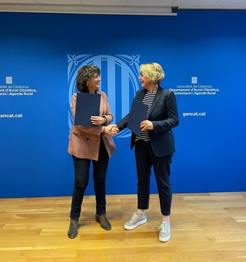 Ministerin Barbara Otte-Kinast (rechts) und ihre Amtskollegin Teresa Jordà aus Katalonien reichen sich die Hände.