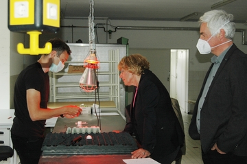 Ministerin Barbara Otte-Kinast beobachtet den Versuchsaufbau im Labor.