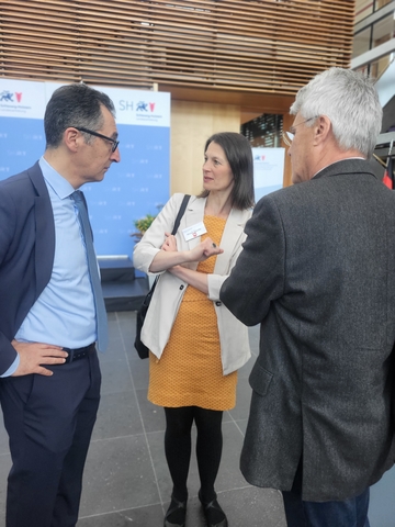 Niedersachsens Agrarministerin Miriam Staudte (Mitte) und Staatssekretär Michael Marahrens (rechts) im Gespräch mit Bundeslandwirtschaftsminister Cem Özdemir.