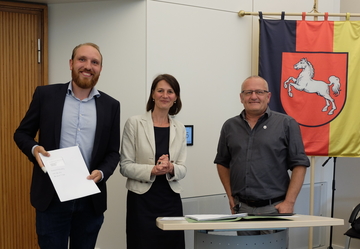 Ministerin Miriam Staudte mit Projektverantwortlichen bei der Übergabe des Förderbescheids