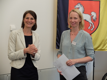 Ministerin Miriam Staudte mit einer Projektverantwortlichen bei der Übergabe des Förderbescheids