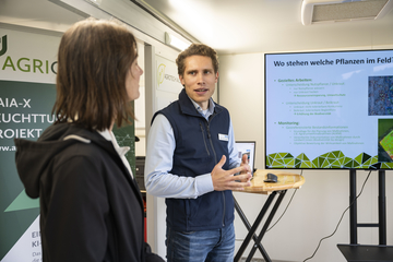 Ministerin Miriam Staudte und Justus Felix Bracke stehen vor einem Monitor und unterhalten sich.