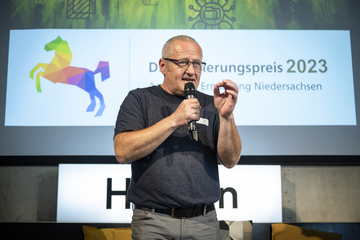 Ein Foto zeigt Jens Varnskühler, Gründer von seedalive bei der Verleihung des Digitalisierungspreises