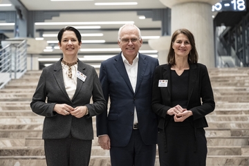 Gruppenbild (auf Treppe) mit Miriam Staudte, Piet Adema und Silke Gorißen