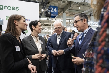 Gruppenbild mit Bundesminister Cem Özdemir beim Messerundgang