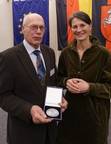 Forstministerin Miriam Staudte mit Heinrich Pape