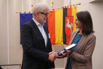 Forstministerin Miriam Staudte übergibt Herrn Pasternack die Forstmedaille