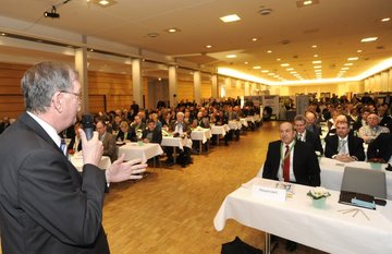 ELER-Messe - Minister Lindemann bittet Dr. Constantinou auf die Bühne