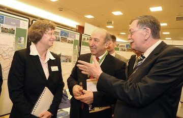 Messerundgang - Dr. Constantinou und Minister Lindemann im Gespräch mit Frau Sander am gemeinsamen Stand der Leader-Regionen Achtern Elbe Diek, Elbtalaue und Heideregion Uelzen