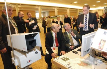 Messerundgang - Minister Lindemann erläutert die modernen Waldbrandüberwachungsmaßnahmen am Stand der Forst