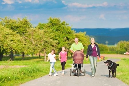 Familienspaziergang mit Hund