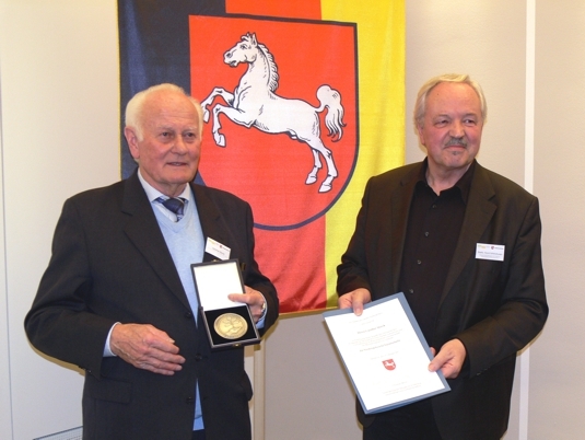 Foto mit Preisträger Günther Storck und Staatssekretär Horst Schörshusen