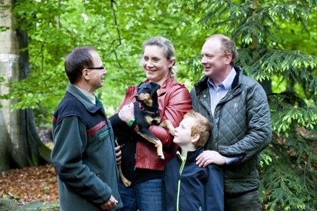 Foto mit Förster, Familie und Hund
