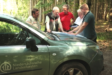 Forstpersonal bei Besprechung im Wald