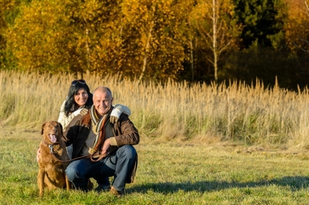 Paar mit Hund in der Landschaft