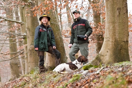 Foto mit Försterin, Förster und Hund im Buchenwald