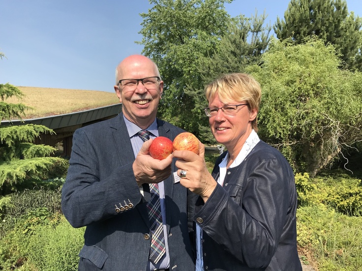 B. 1: Gemeinsam für gesunde Ernährung und Hauswirtschaft in Niedersachsen: Gerhard Schwetje, Präsident der Landwirtschaftskammer und Ministerin Barbara Otte-Kinast.