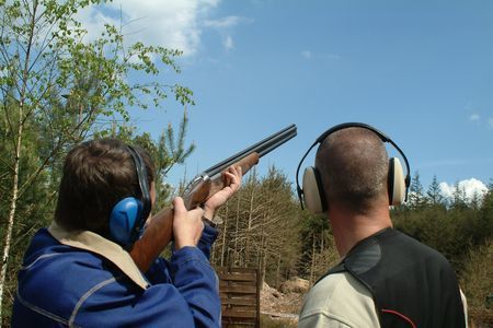 Schütze beim Übungsschießen auf Tontauben