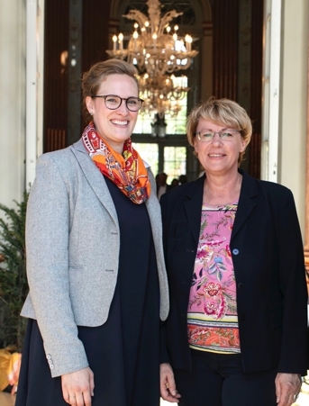 Ministerin Barbara Otte-Kinast (rechts) mit Stiftungsdirektorin Elisabeth Hüsing