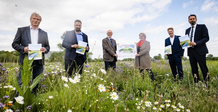 Ein Gruppenfoto zeigt Heiner Baumgarten (BUND), Holger Hennies (Landvolk Niedersachsen), Gerhard Schwetje (Landwirtschaftskammer Niedersachsen), Barbara Otte-Kinast (Landwirtschaftsministerin), Holger Buschmann (NABU), Olaf Lies (Umweltminister)