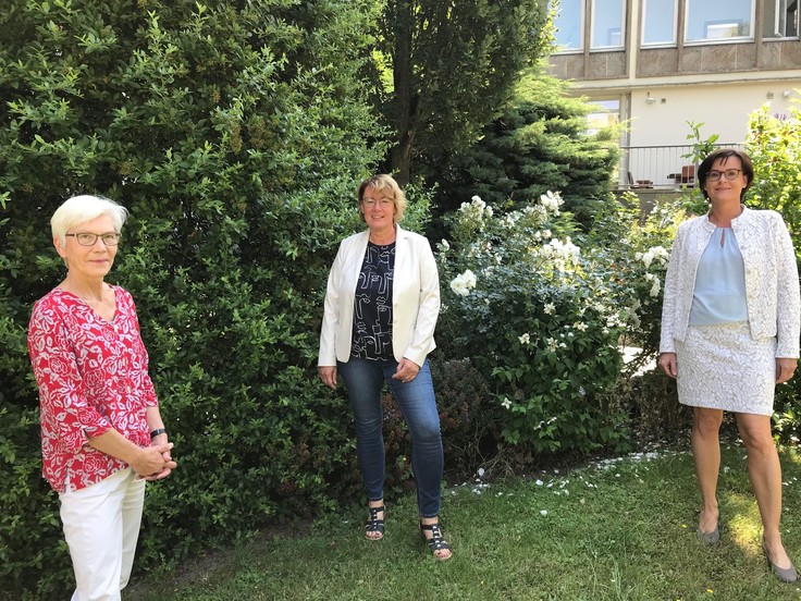 Ein Gruppenfoto zeigt Landwirtschaftsministerin Barbara Otte-Kinast mit den beiden Abteilungsleiterinnen Christine Gade und Hildegard Zeck