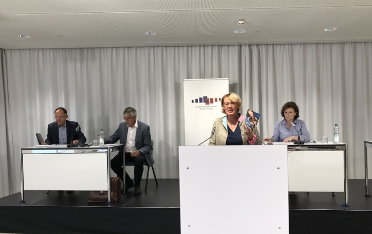 Ministerin Barbara Otte-Kinast stellt den aktuellen Verbraucherschutzbericht in der Landespressekonferenz vor. Auf die Ergebnisse gehen außerdem Prof. Eberhard Haunhorst und Prof. Hubert Meyer ein.
