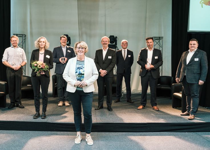 Niedersachsens Landwirtschaftsministerin Barbara Otte-Kinast mit den Gewinnern des Digitalisierungspreises Agrar und Ernährung