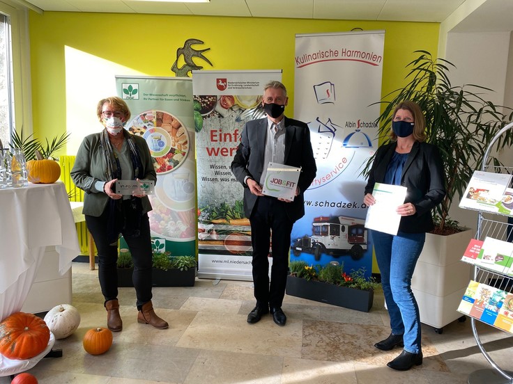 Ministerin Barbara Otte-Kinast, Kantinenchef Albin Schadzek und Nicole Eckelmann von der Deutsche Gesellschaft für Ernährung präsentieren die "Job und fit"-Auszeichnung.